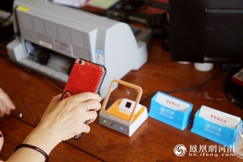顧客正在使用掃碼盒子移動(dòng)支付
